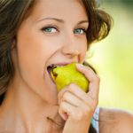 Donna che mangia una pera Opera