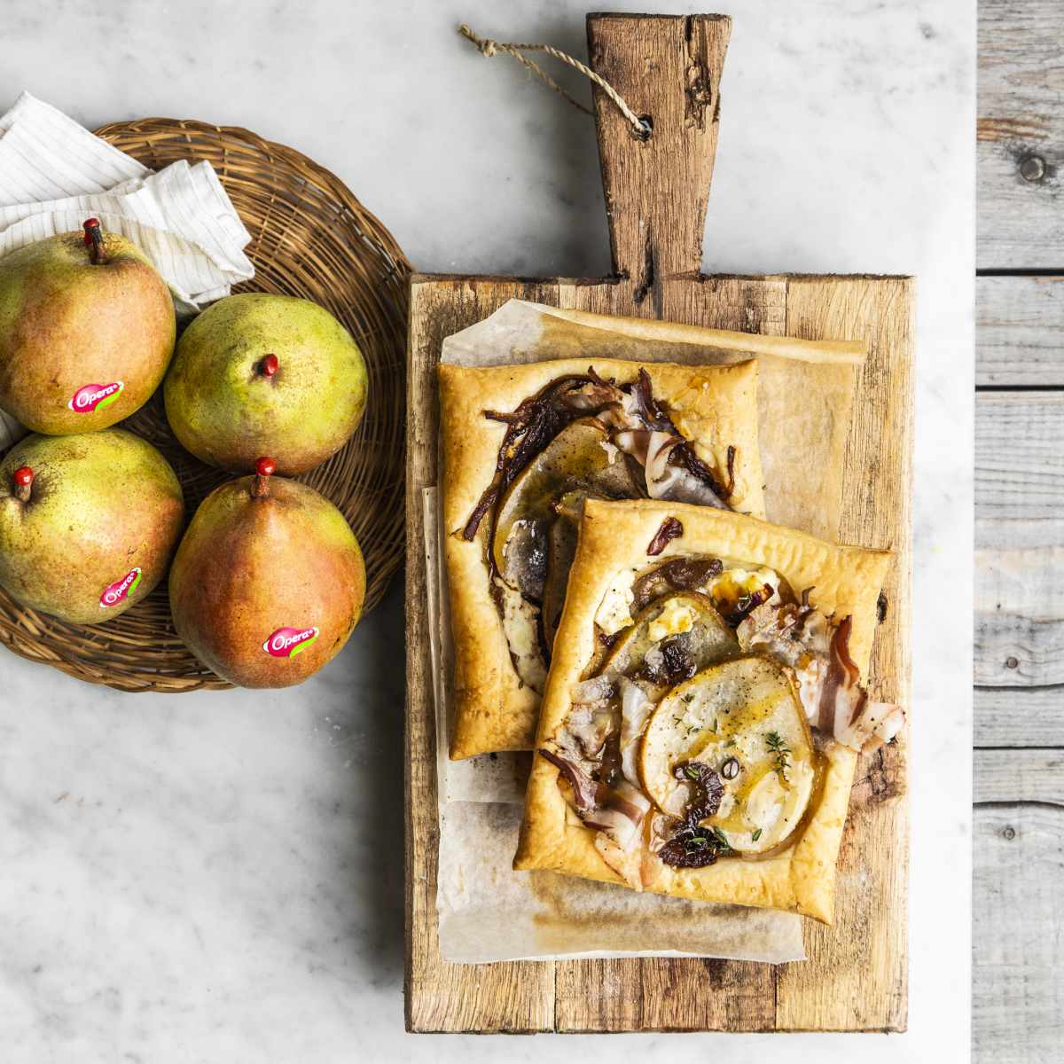 Sfoglia con cipolle caramellate, pere Decana e guanciale croccante